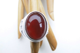 Zilveren rode steen cachet ring.