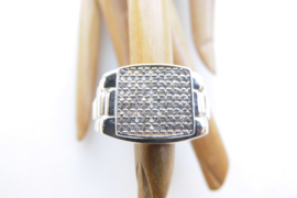 Zilveren ring met zirkonia steentjes.