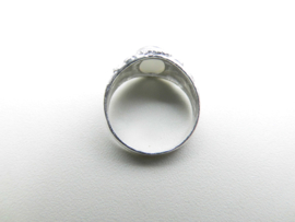 Zilveren kinderen witte steen cachet ring.