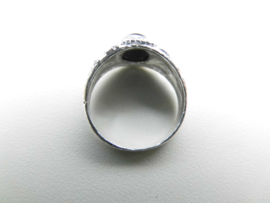 Zilveren kinderen zwarte steen cachet ring.
