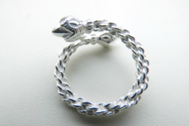 Zilveren gevlochten roosknop ring.
