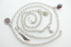 Zilveren lontai bere ketting met hangers.