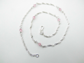 Zilveren baby singapore ketting met roze kraaltjes.