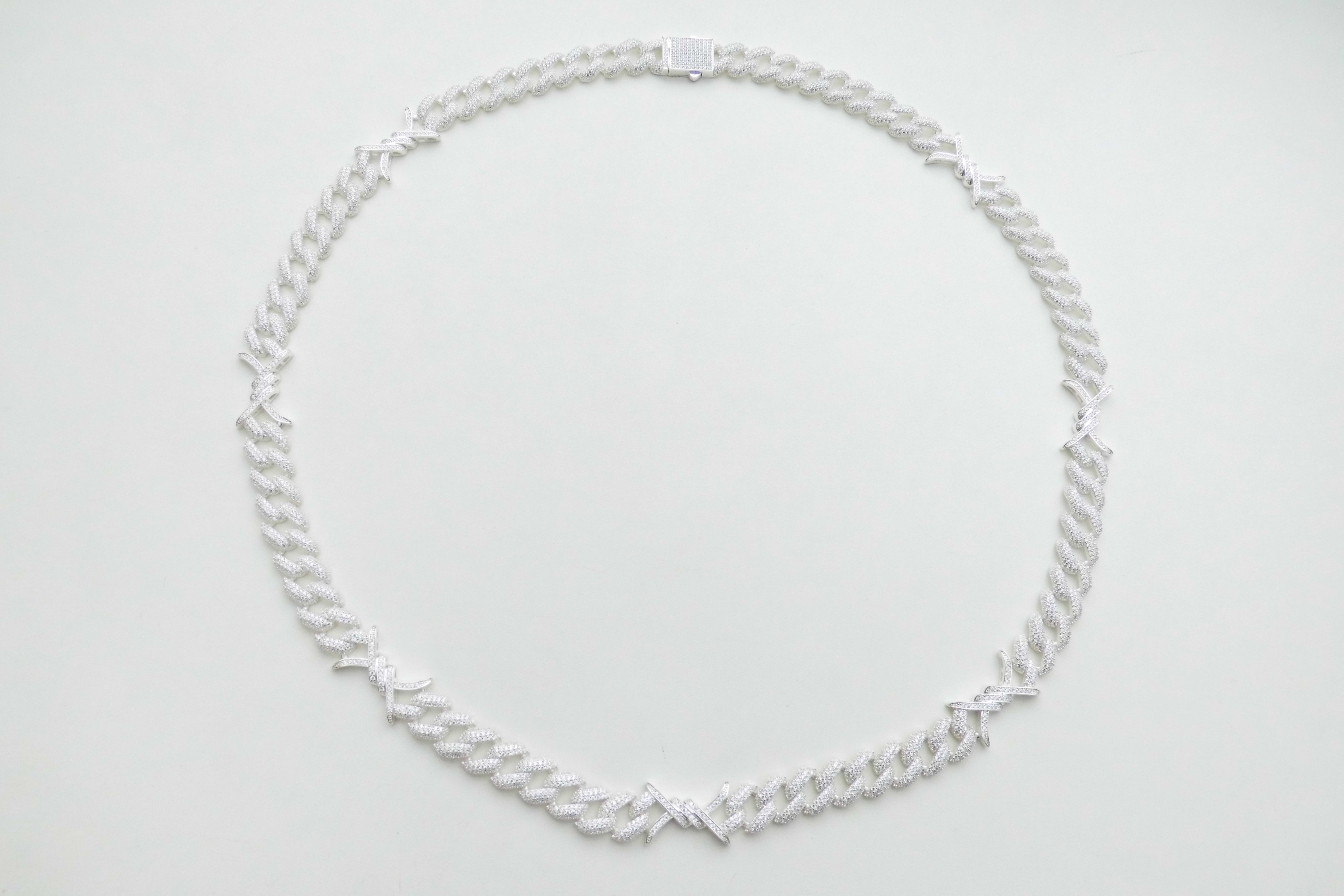 Zilveren "prikkeldraad" ketting iced met zirkonia steentjes.