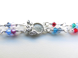 Zilveren muntjes-regenboog kralen baby bracelet.