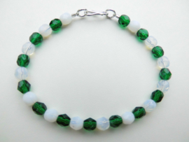 Groen/witte kralen bracelet met zilveren sluiting.