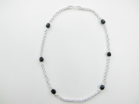 Zilveren baby tarate ketting met zwarte kralen.