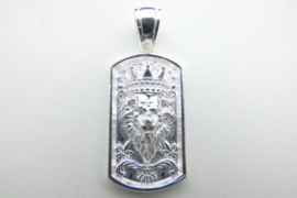 Zilveren leeuwen koning hanger met zirkonia steentjes.