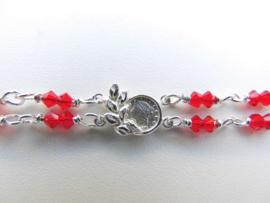 Zilveren muntjes-rode kralen baby bracelet.