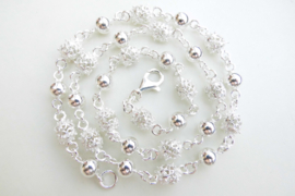 Zilveren makka-peri ballen ketting.