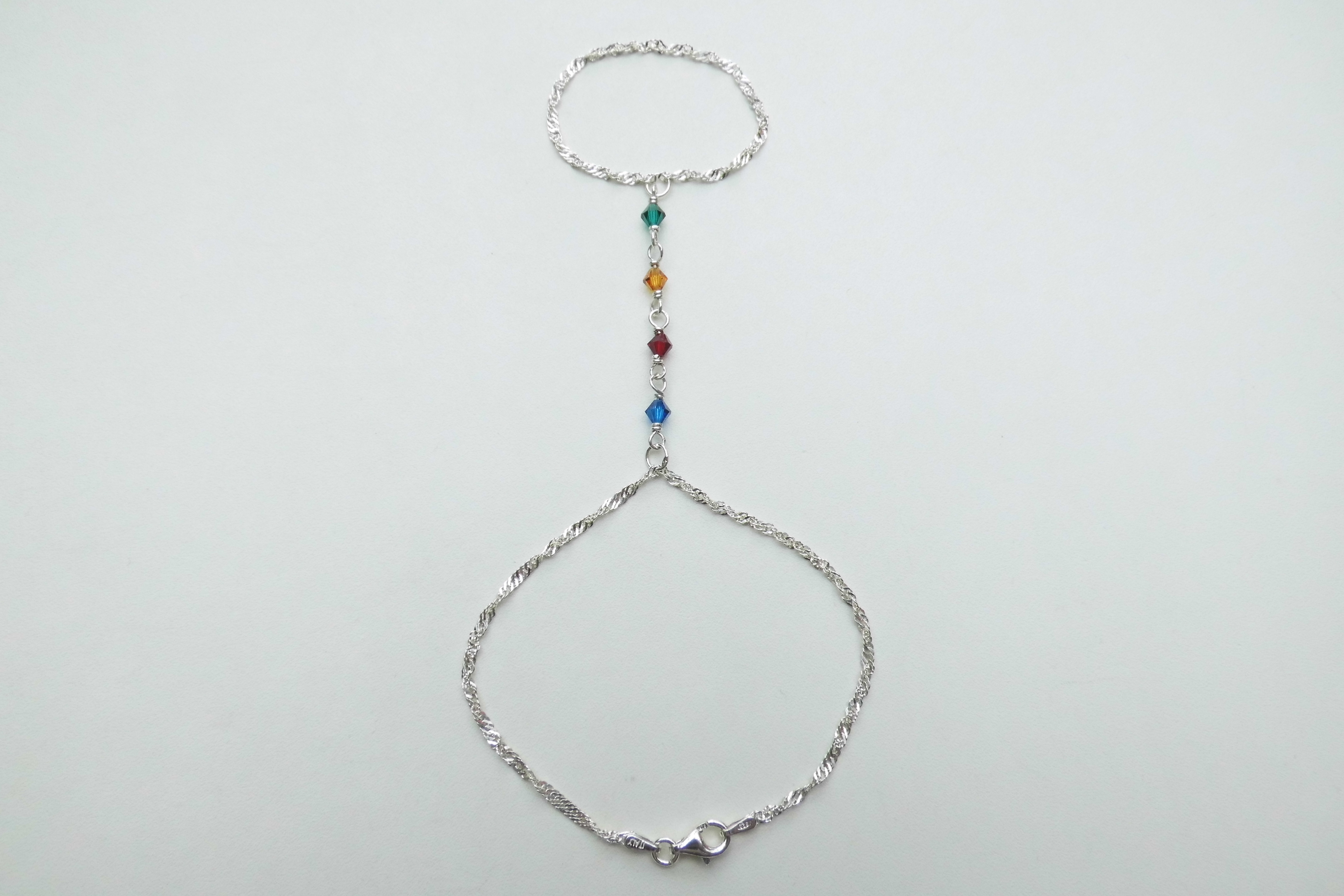 Zilveren hand chain.