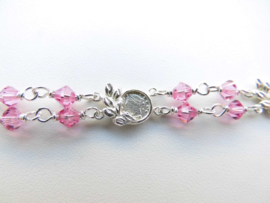 Zilveren muntjes-roze kralen baby bracelet.