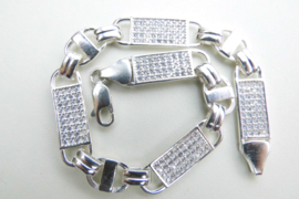 Zilveren bracelet met zirkonia steentjes.