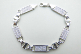 Zilveren bracelet met zirkonia steentjes.