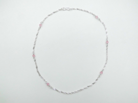 Zilveren baby singapore ketting met roze kraaltjes.