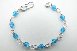 Zilveren blauwe kralen baby bracelet.