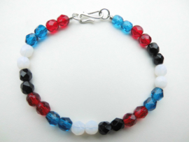 Blauw/rood/zwart/witte kralen bracelet met zilveren sluiting.
