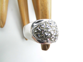 Zilveren bolle ring met diamond cut.