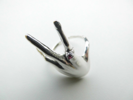 Zilveren hand ring met rood steentje.