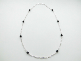 Zilveren zwarte kralen singapore ketting. (60 cm)