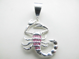 Zilveren schorpioen hanger met rode zirkonia steentjes.