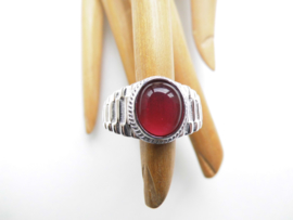 Zilveren rode steen cachet ring.
