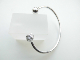 Zilveren kinderen boei armband met mattenklopper kop.