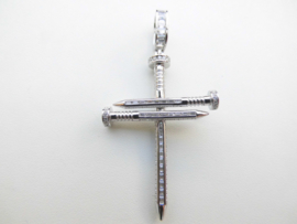 Zilveren spijker kruis hanger met zirkonia steentjes.