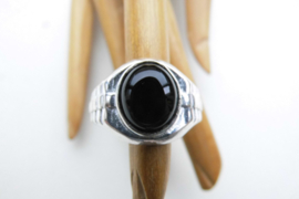 Zilveren zwarte steen cachet ring.