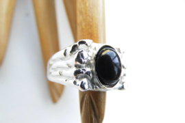 Zilveren zwarte steen cachet ring.
