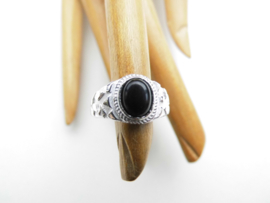 Zilveren kinderen zwarte steen cachet ring.