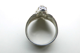 Zilveren leeuwenkop ring met rode ogen en blauw steentje in de bek.