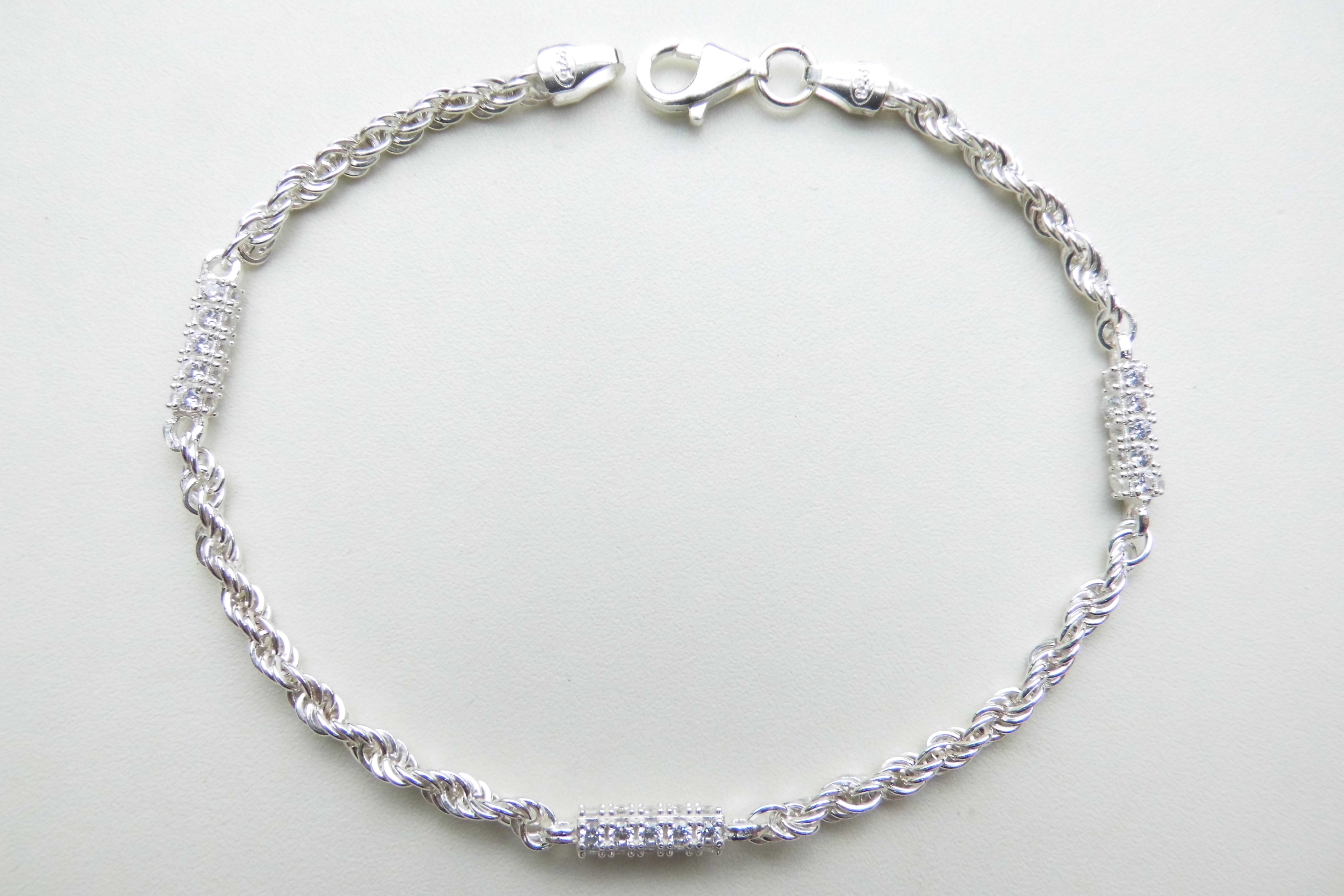 Zilveren tarate bracelet met zirkonia buisjes.