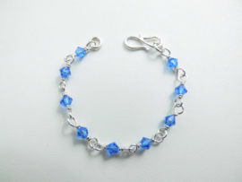 Zilveren blauwe kralen baby bracelet.