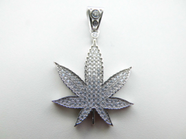 Zilveren weed plantje hanger vol gezet met zirkonia steentjes.