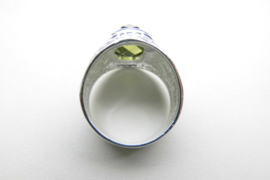 Zilveren olijf groene steen cachet ring.