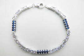 Zilveren konings bracelet met blauwe zirkonia steentjes buis.