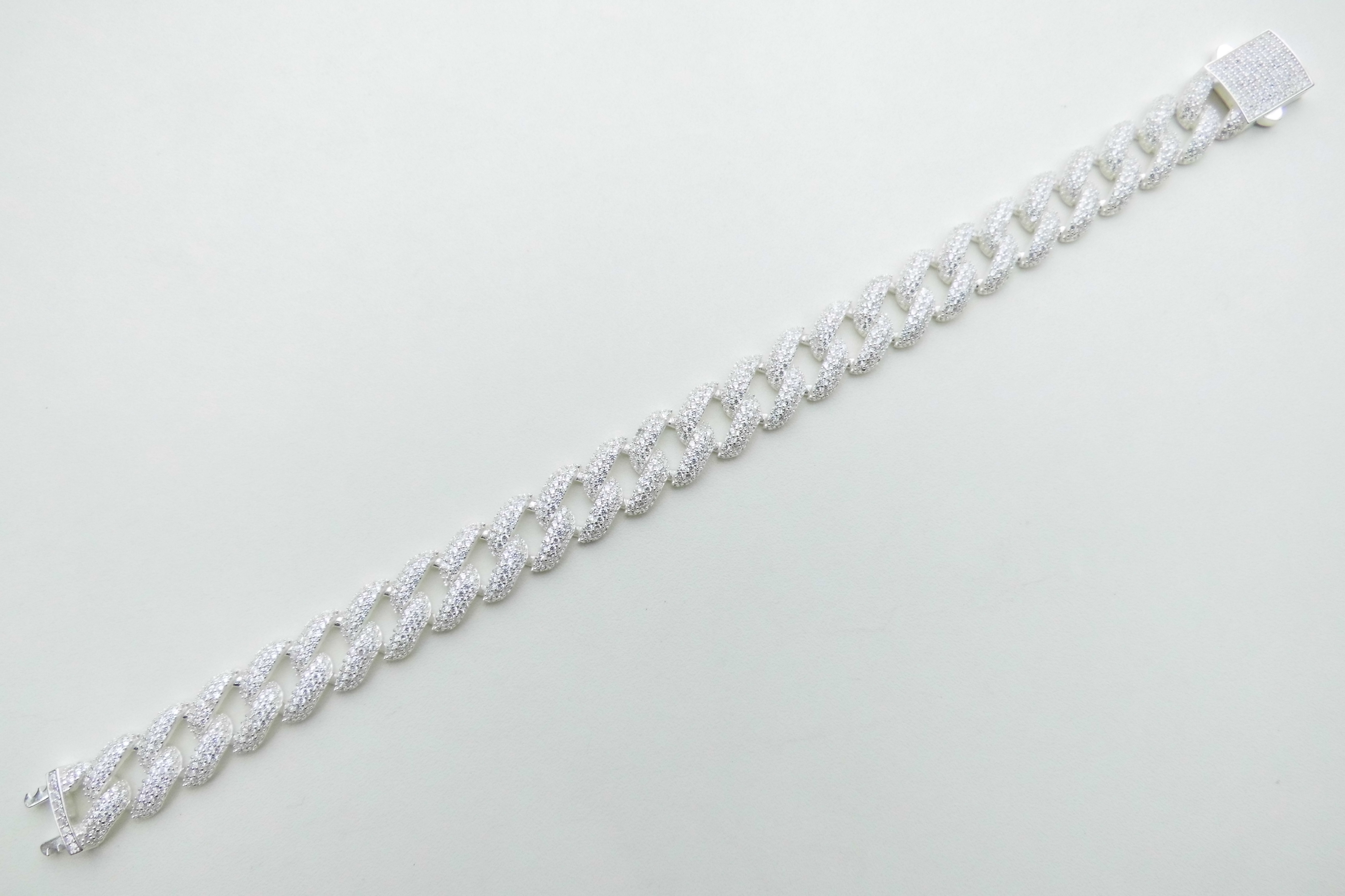 Zilveren Cuban bracelet iced met zirkonia steentjes.