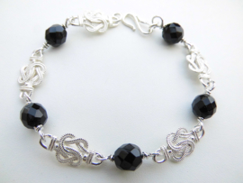 Zilveren mattenklopper zwarte kralen bracelet.