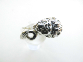 Zilveren leeuw tere ring.