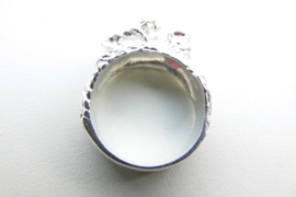 Zilveren ring met leeuwtje en rood steentje.