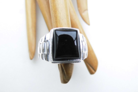 Zilveren zwarte steen cachet ring.