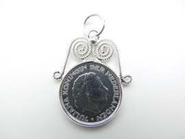 Zilveren Juliana 1 Gulden munt hanger met kroon.