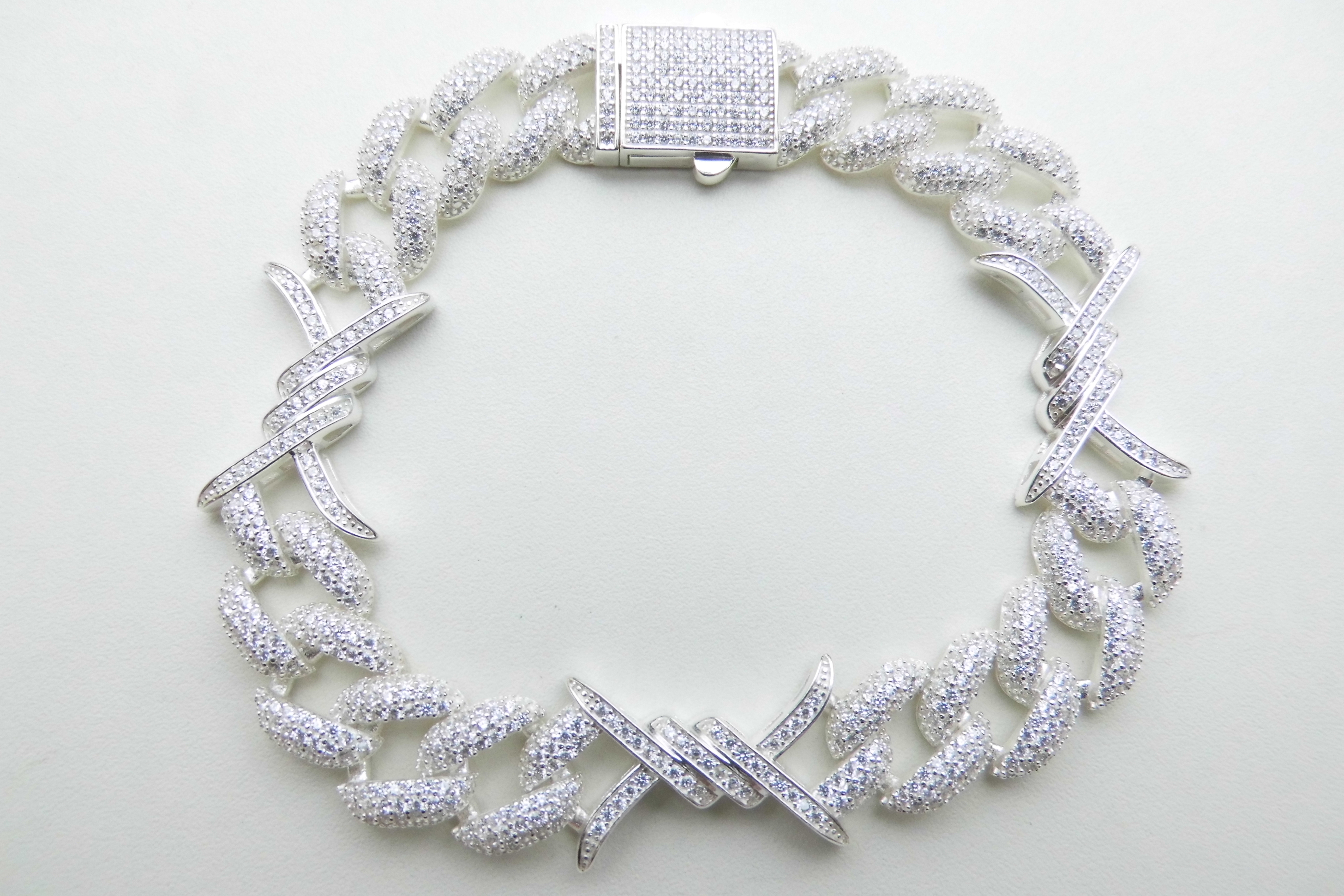 Zilveren "prikkeldraad" bracelet iced met zirkonia steentjes.