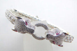 Zilveren panter koppen bracelet met zirkonia steentjes en rode ogen.