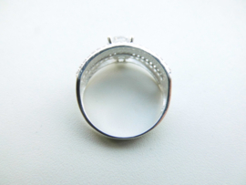 Zilveren zirkonia ring.
