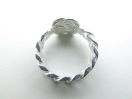 Zilveren mattenklopper met schakel scheen ring.