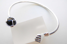 Zilveren vuist-zwart kraal boei armband.