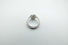 Zilveren baby mattenklopper ring met blauw steentje.