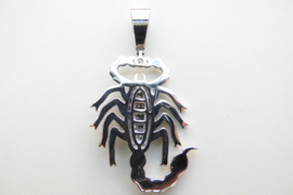 Zilveren schorpioen hanger vol gezet met zirkonia steentjes. (iced)